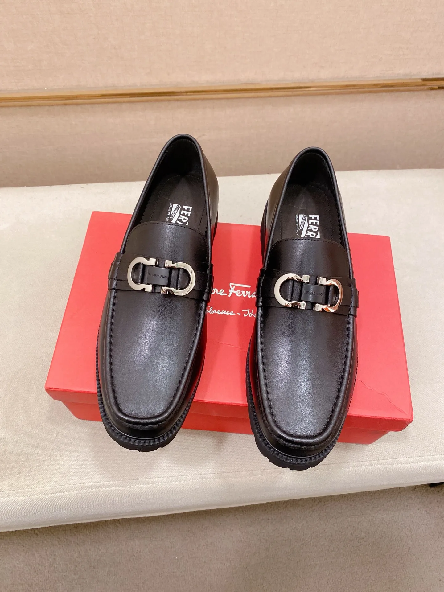 Men's shoes💰: 560💰 High version Ferragamo quality! 🆕🆕Exclusive hot-selling products in stock🔥🔥New products on the shelves, high-quality shoes, high-end driving shoes, with complete packaging! 💪 💪 Material: imported patented cowhide 🐂 + imported high-quality water-dyed cowhide lining + wear-resistant outsole 👍🏻👍🏻 Features: high-end and comfortable, purely handmade 🚀 🚀 Create the perfect shoes that suit you best 🔥 🔥 Size: (38-44) Can be customized 45 non-returnable!
